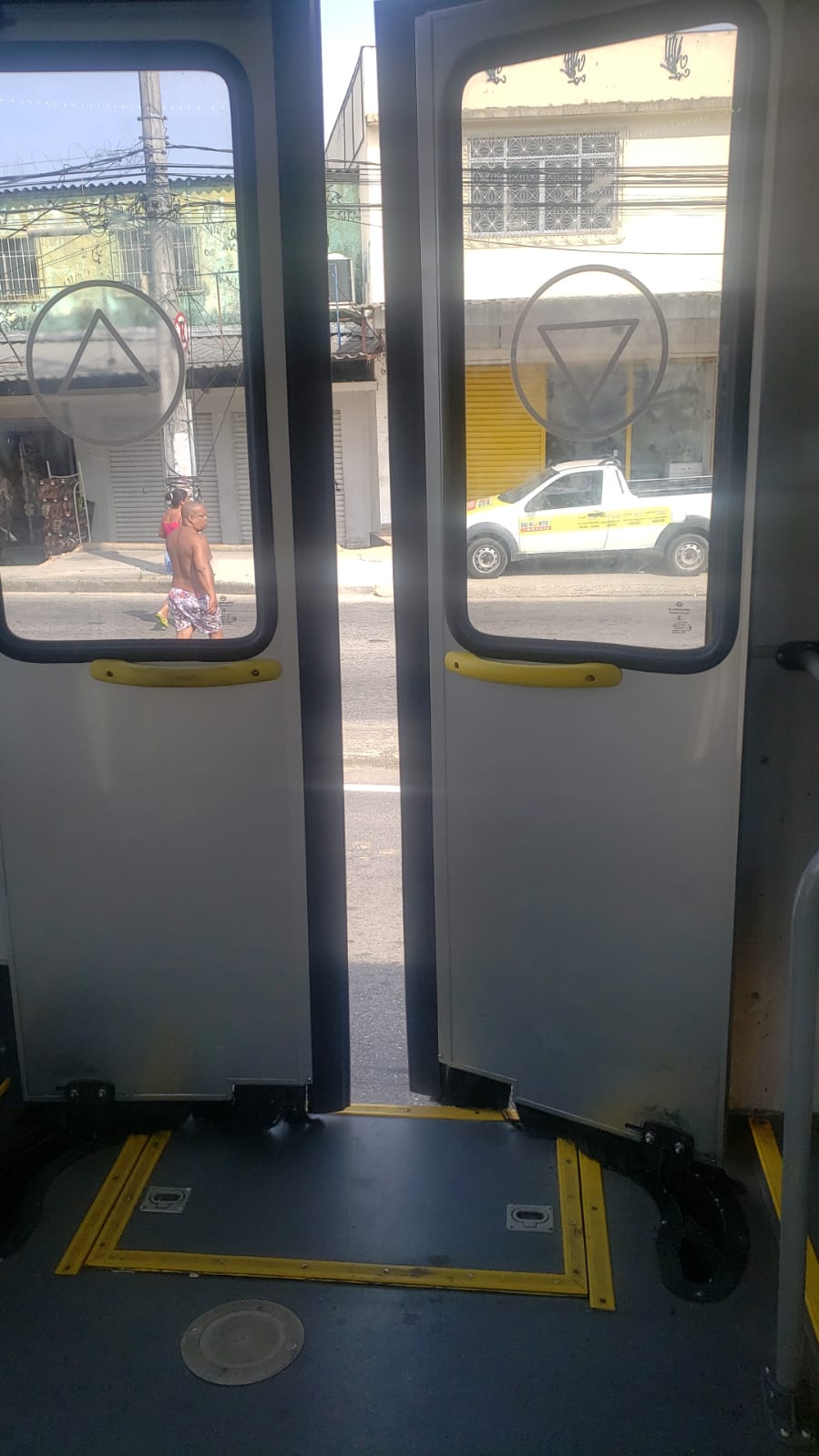 Dois Nibus Novos Do Brt S O Vandalizados Na Avenida Ces Rio De Melo