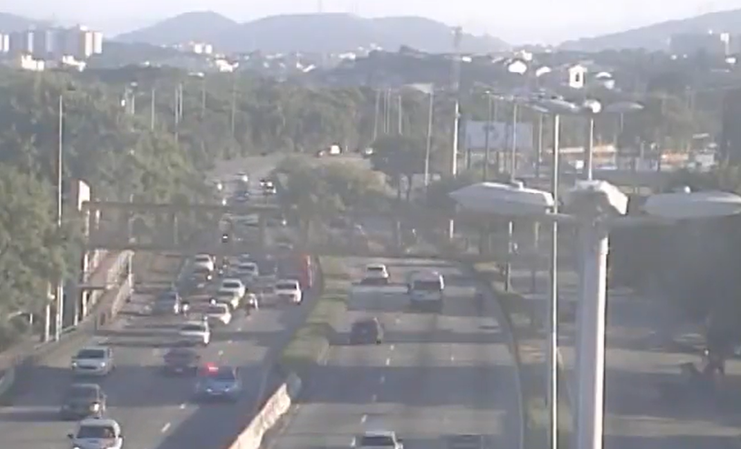 Ocorrência interdita Avenida Ayrton Senna na Barra da Tijuca