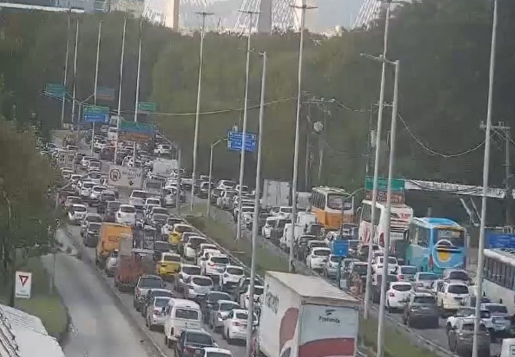 Acidente envolvendo dois carros na Avenida Ayrton Senna