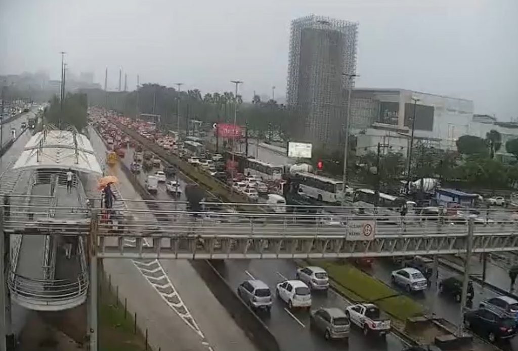 Acidente entre três carros na Avenida Ayrton Senna – Mobilidade Rio