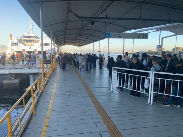 barcas no rio niterói