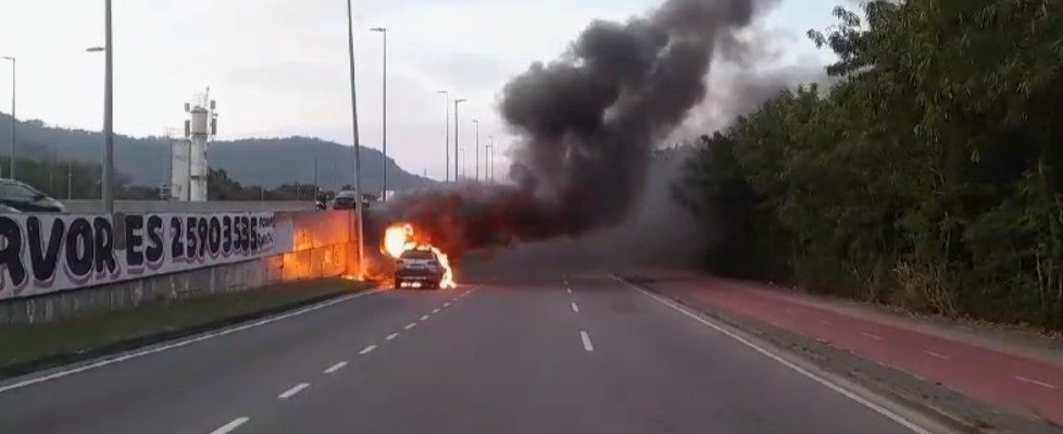 Carro incendiado