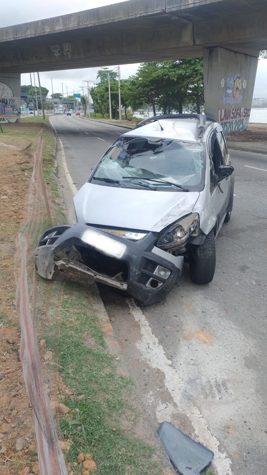 Choque de carro em mureta