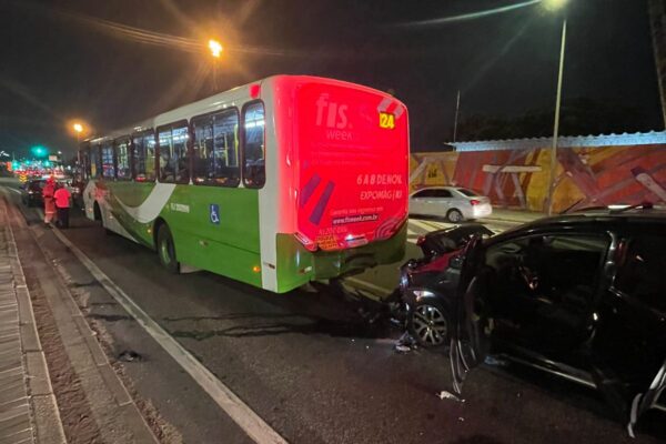 acidente envolvendo ônibus e carro