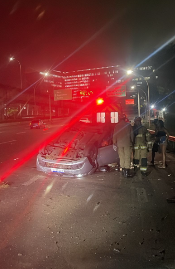 capotamento de carro ocupa vermelha