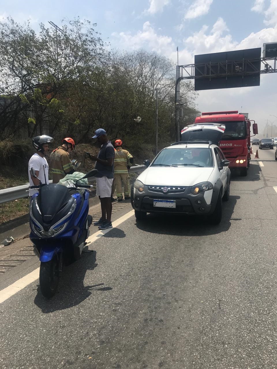 carro e uma moto