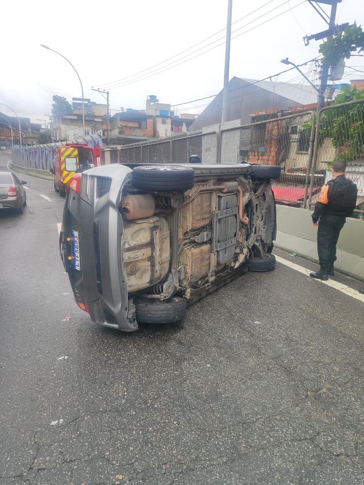 carro que capotou rio