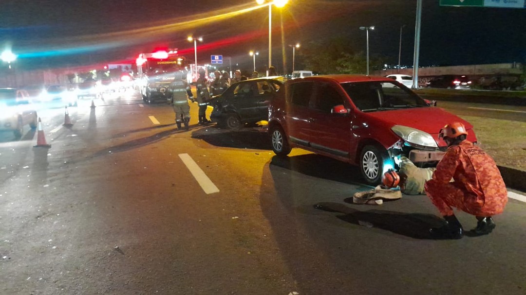envolvendo dois carros