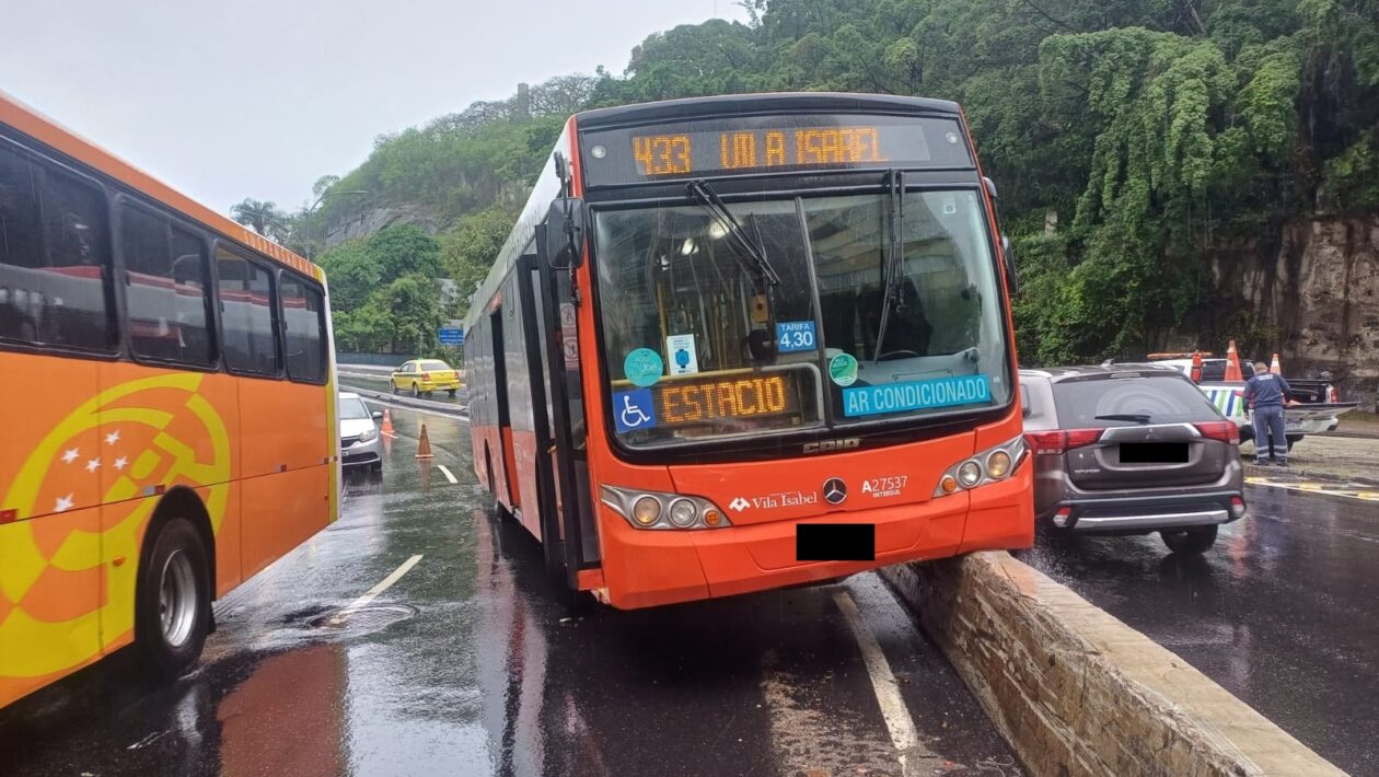 ônibus que colidiu com uma mureta