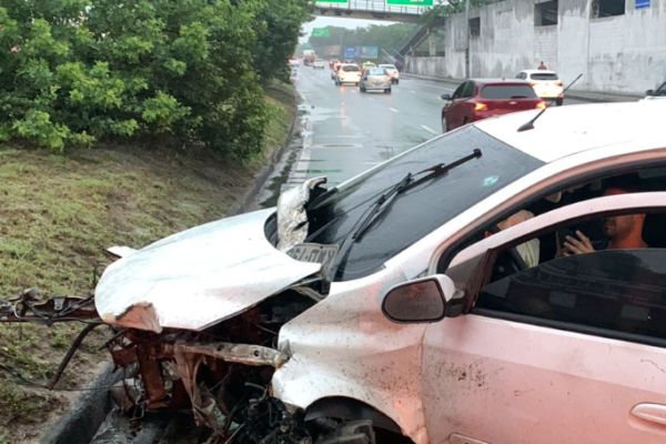 um acidente envolvendo um carro