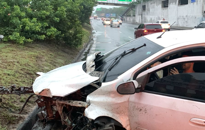 um acidente envolvendo um carro