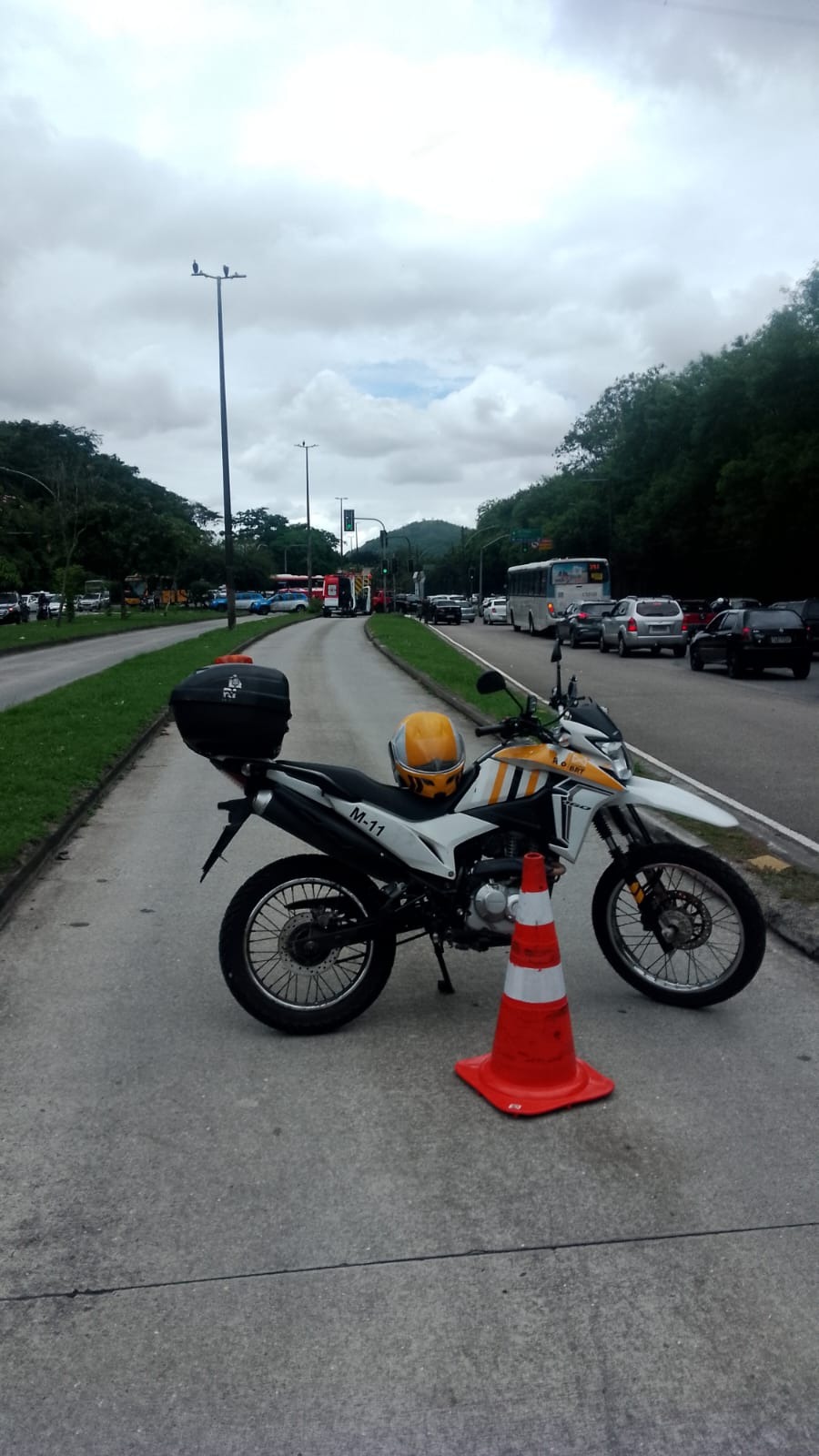 Acidente envolvendo ônibus e carro interdita calha