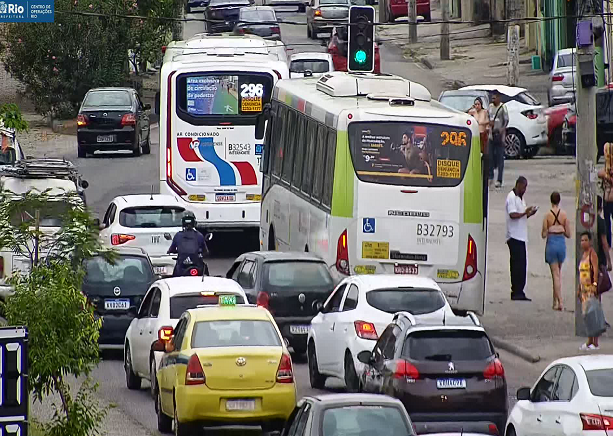 Colisão entre ônibus e carro ocupa