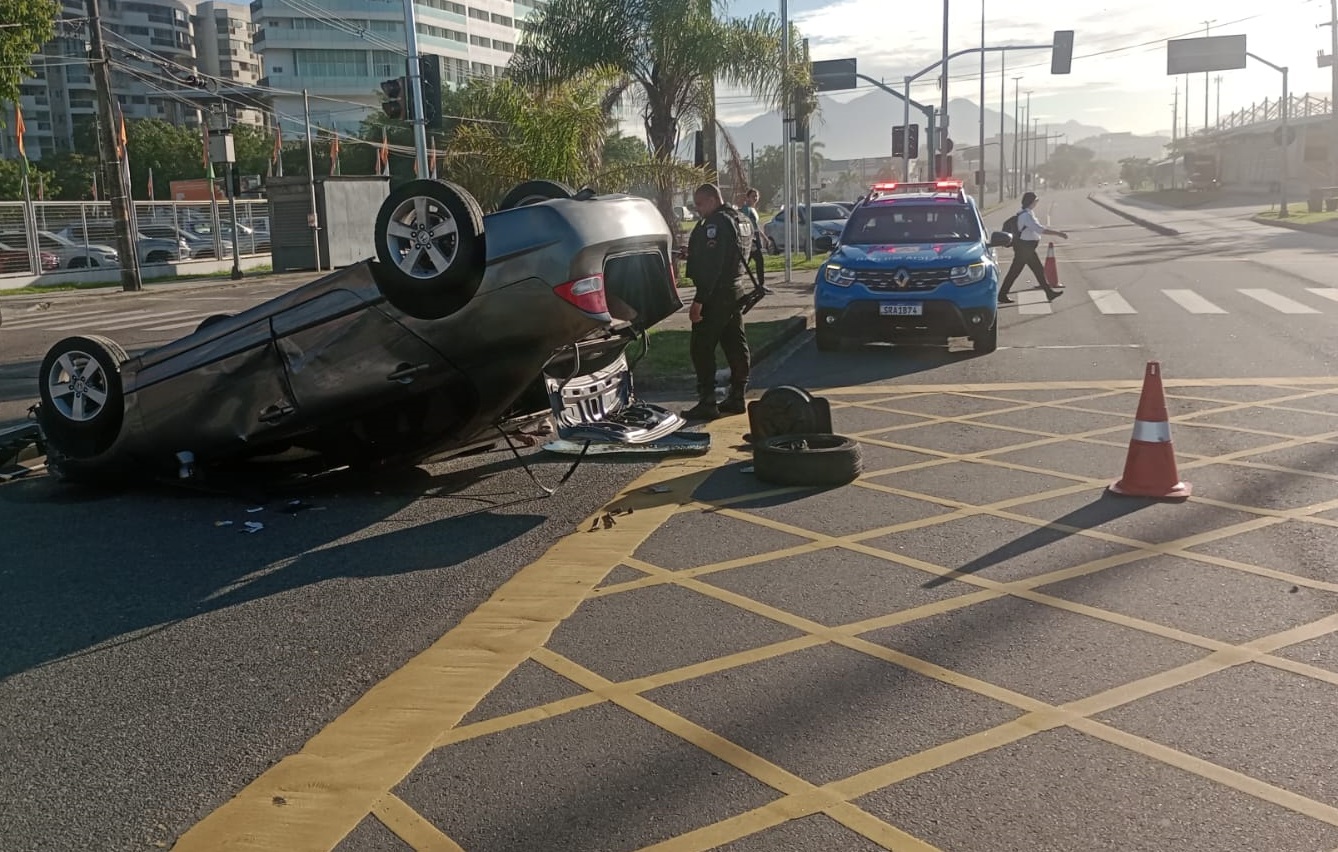 Um acidente envolvendo dois carros