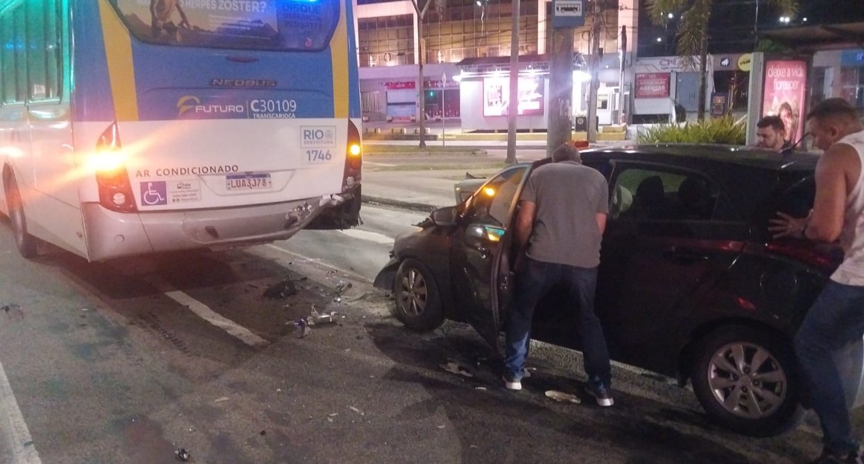 Uma colisão entre ônibus e carro ocupa