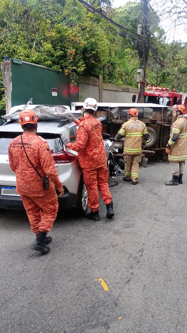 acidente envolvendo caminhão e carro