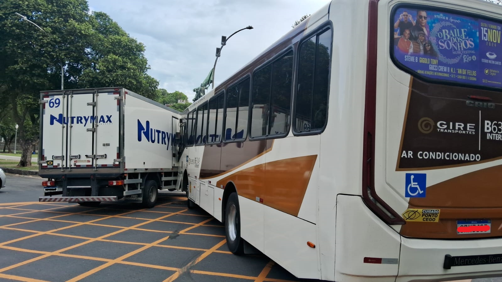 acidente envolvendo caminhão e ônibus