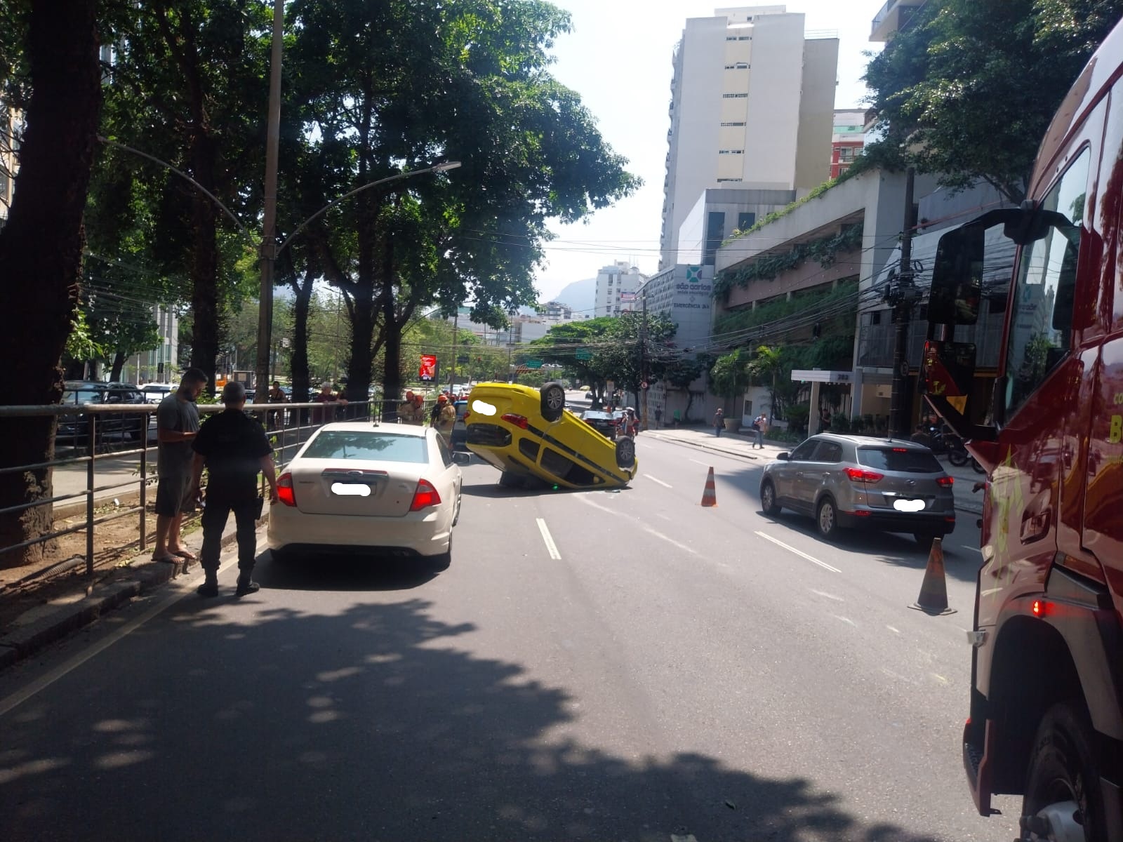 acidente envolvendo carro e táxi