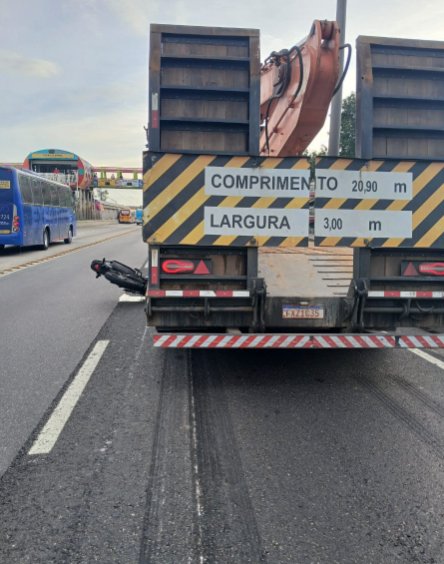 colisão entre carreta e moto ocupa