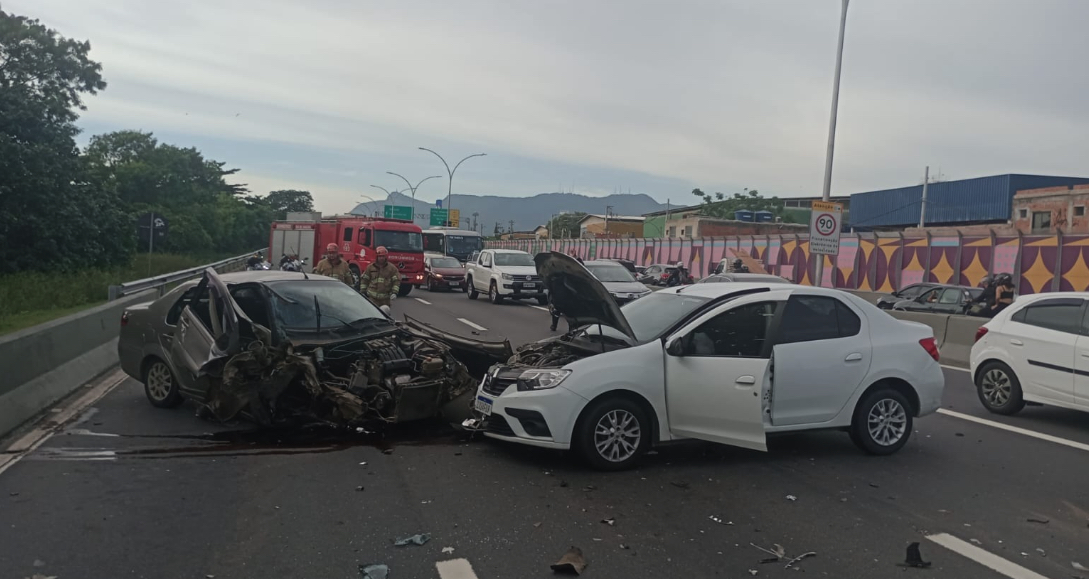 colisão entre dois carros interditada