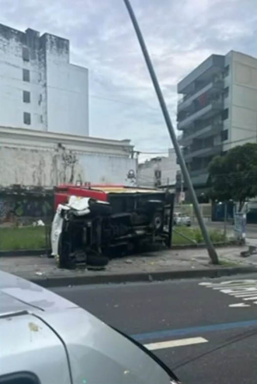 um caminhão e um carro