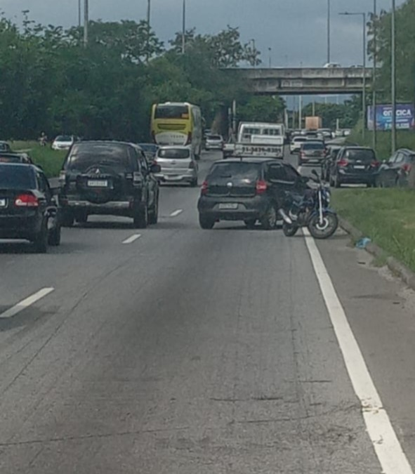 Acidente envolvendo carro e motocicleta na altura de Deodoro