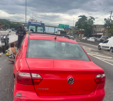 Acidente envolvendo um carro e uma motocicleta