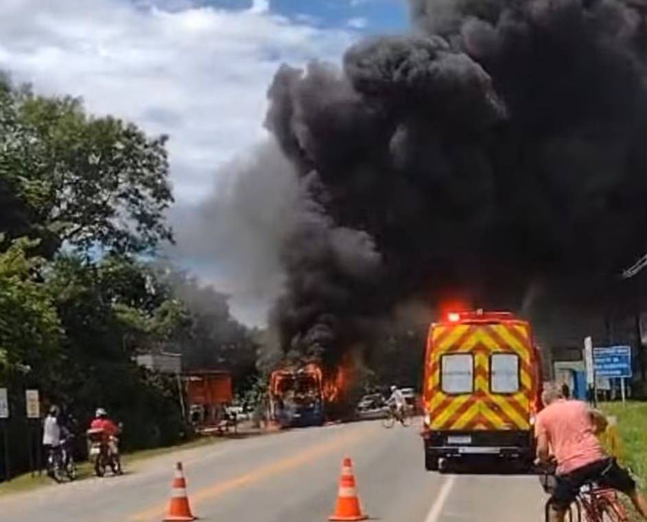 Ônibus pega fogo na RJ-127