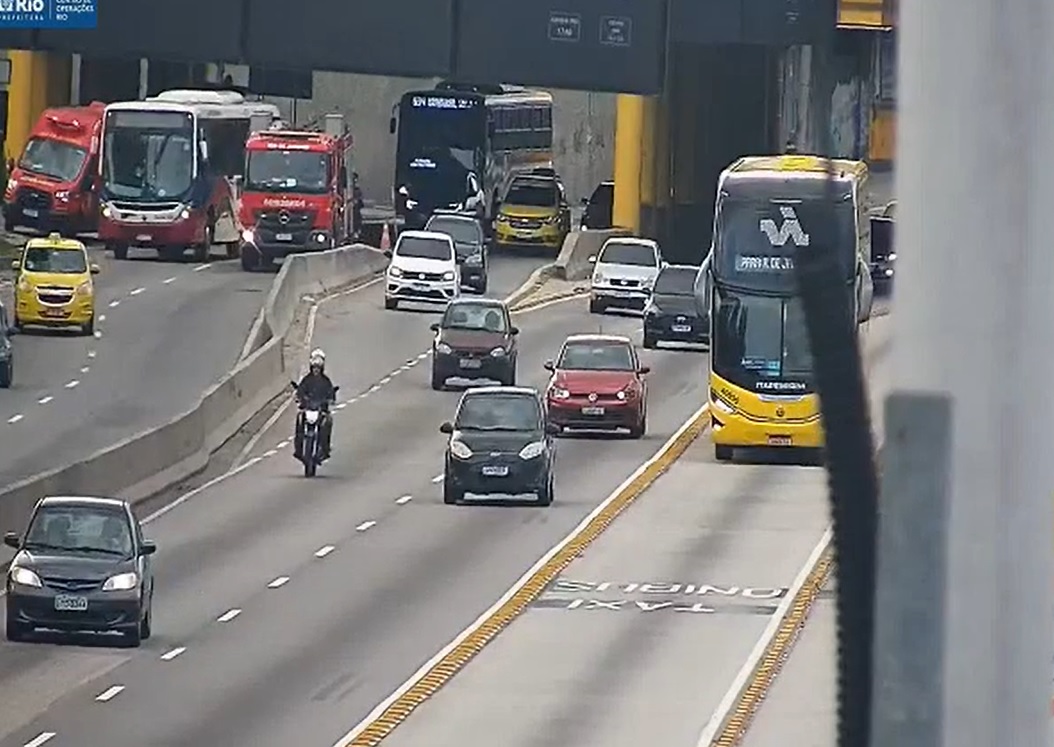 Queda de motocicleta na altura do BRT Fiocruz