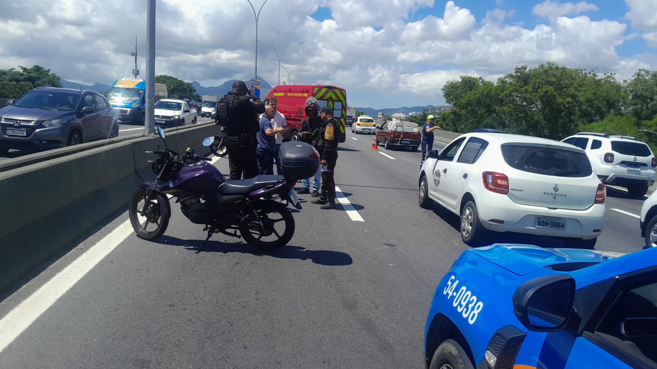 acidente envolvendo carro e duas motos