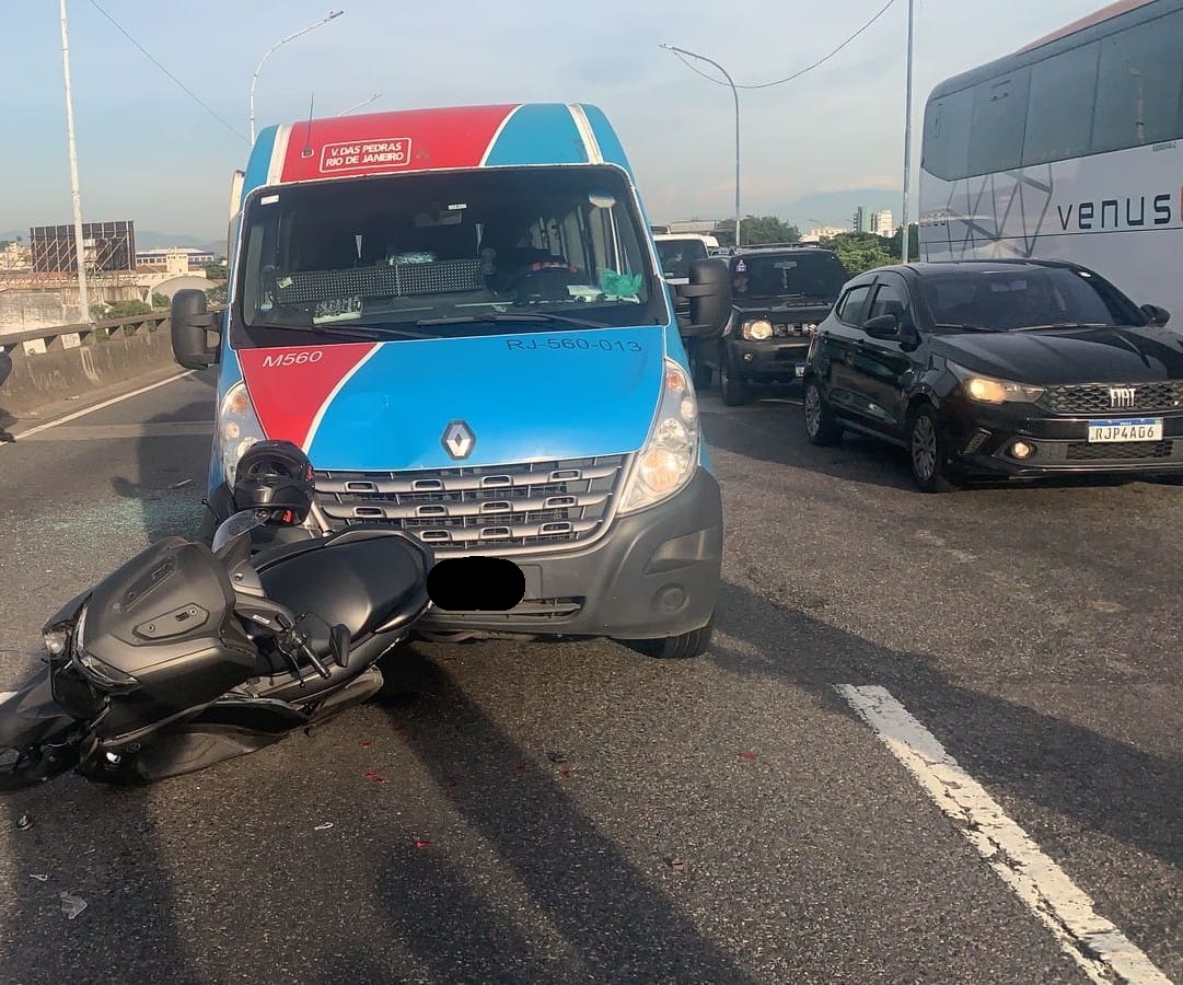 acidente envolvendo ônibus utilitário e moto