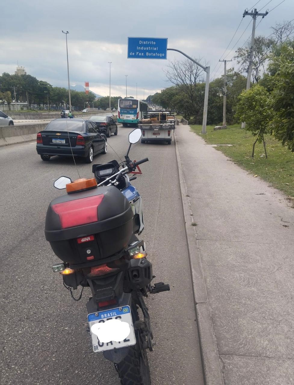 acidente envolvendo um carro e uma moto