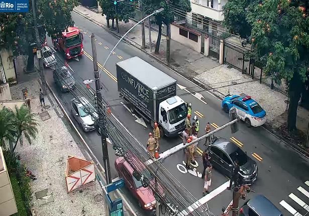 dois carros e caminhão interdita