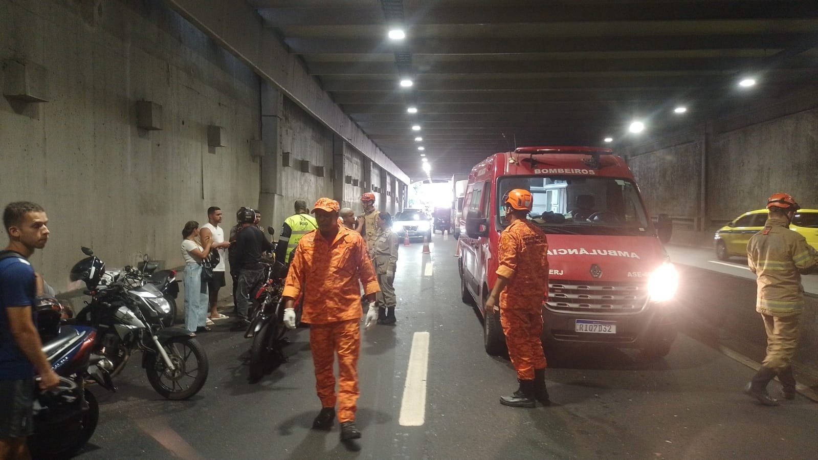 Acidente envolvendo um carro e quatro motos Túnel Acústico Rafael Mascarenhas