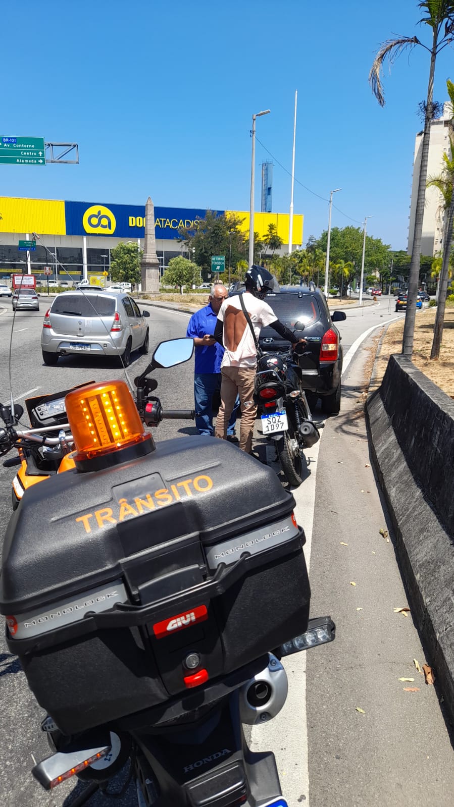 Colisão entre auto e moto no acesso jansen de melo Niterói