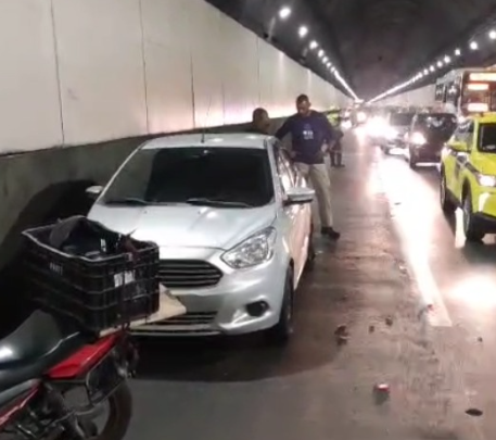 batida entre carro e moto ocupa Túnel Rebouças