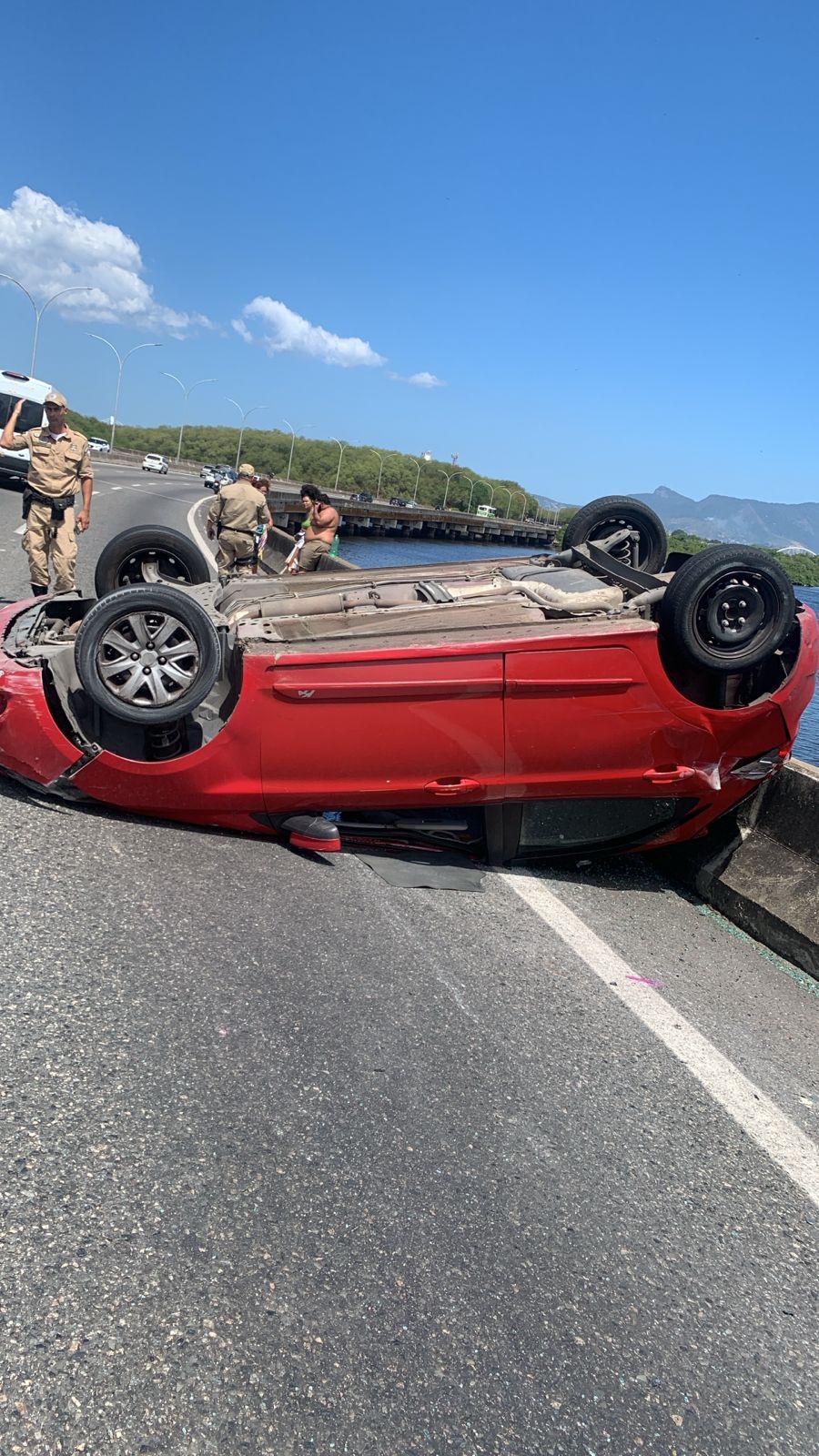 capotamento carro linha vermelha