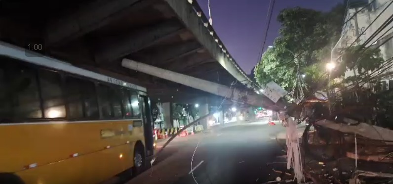 queda de um poste Avenida Paulo de Frontin