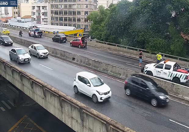 Um acidente entre carro e moto elevado paulo de frontin