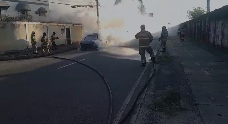 carro pegando fogo na Rua Gramado