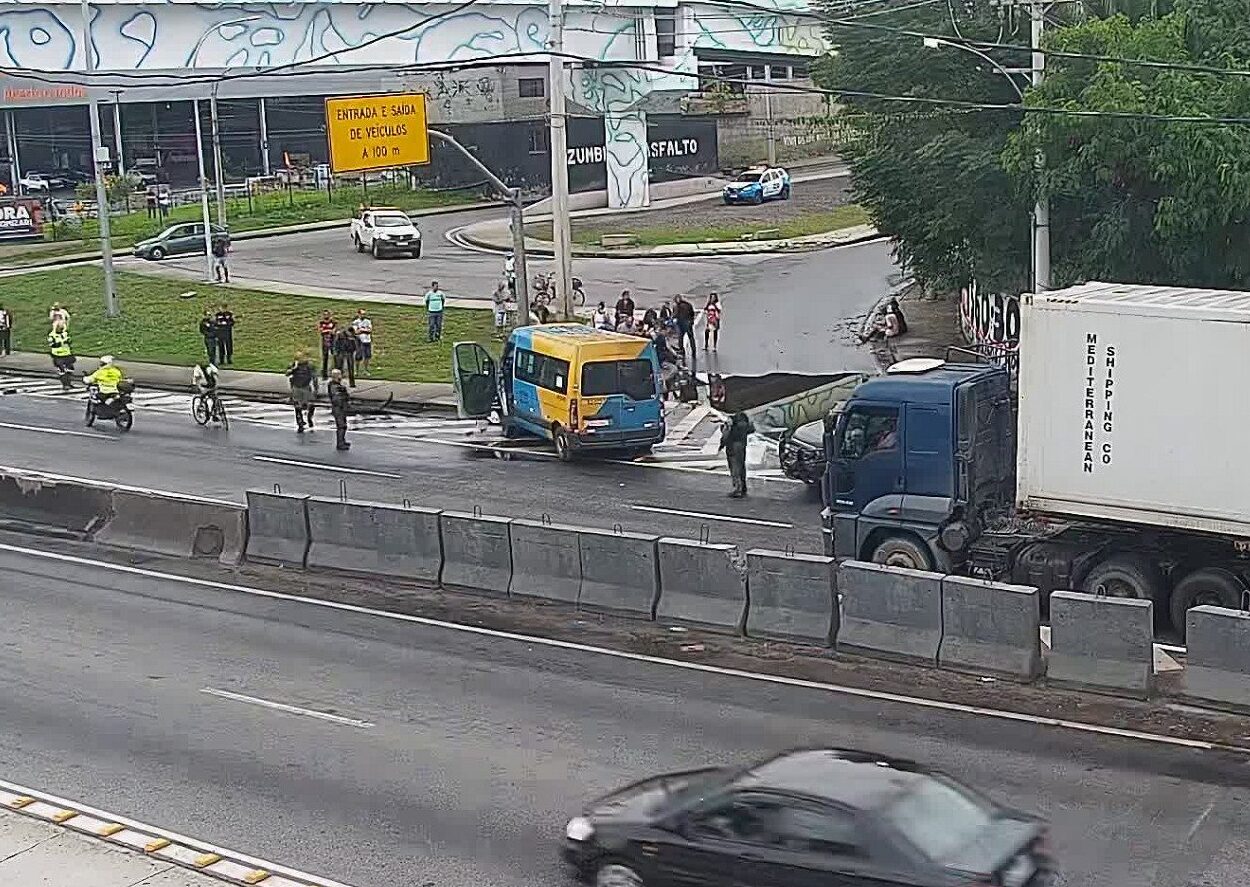 utilitário colidiu com um poste avenida brasil