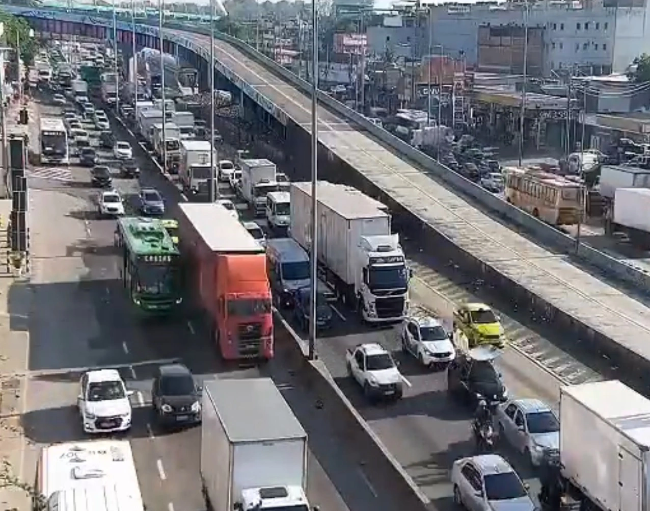 Atropelamento por carro deixa trânsito lento na Avenida Brasil