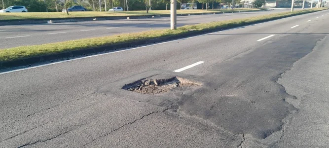 buraco na altura do BRT Morro do Outeiro avenida salvador allende