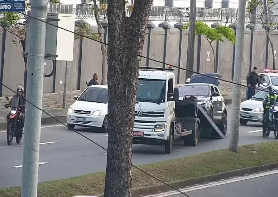 carro envolvido em acidente na Estrada do Galeão