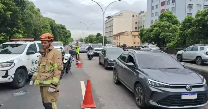 Acidente causa retenção no Elevado Paulo de Frontin
