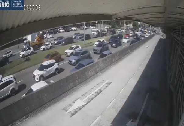 Acidente entre carro e moto causa lentidão na Avenida das Américas na Barra da Tijuca