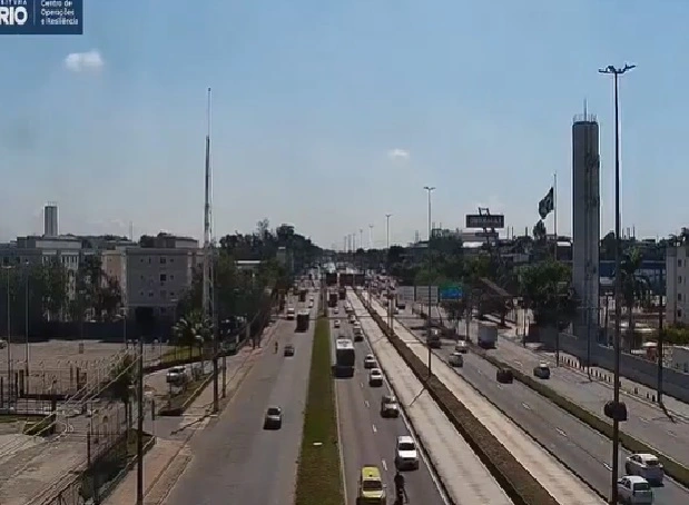 Acidente entre carro e moto ocupa faixa da Avenida Brasil em Guadalupe