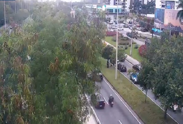 Acidente entre dois carros causa lentidão na Avenida Salvador Allende, no sentido Recreio