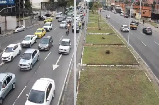 Acidente entre três carros causa lentidão na Avenida Rei Pelé