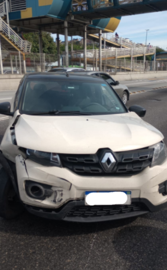 Acidente envolvendo caminhão e carro avenida brasil